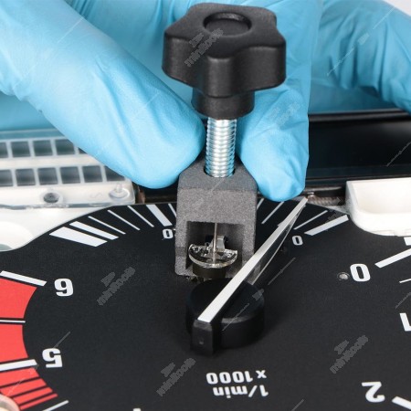 BMW 5 Series E39, X5 E53 and 7 Series E38 speedometers econometer and oil temperature pointer puller